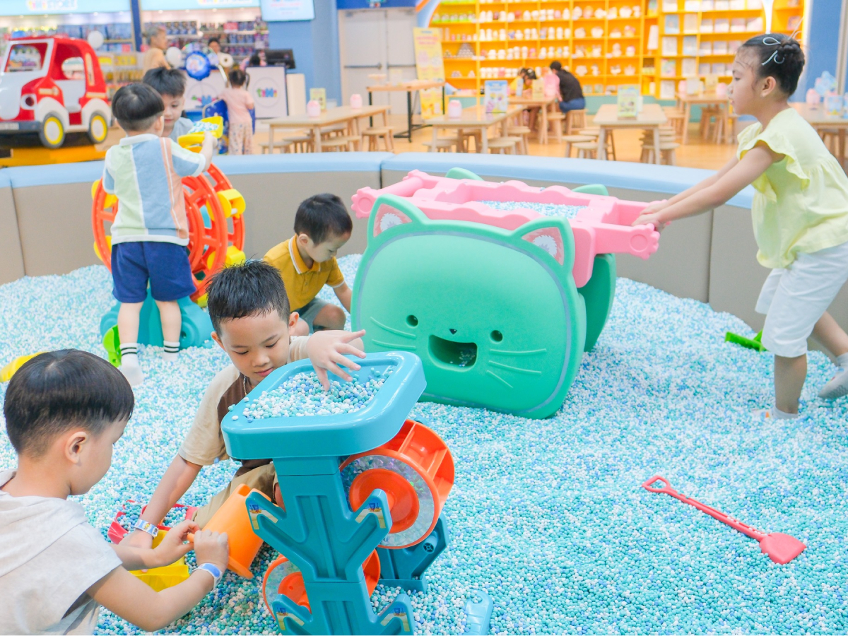 tiNiWorld Aeon Long Biên